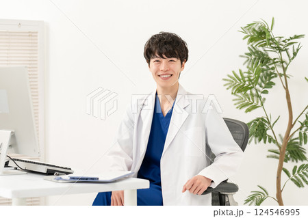 医療　若い医師 124546995