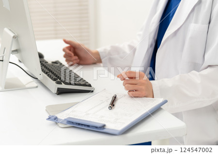 医療　若い医師　手元 124547002