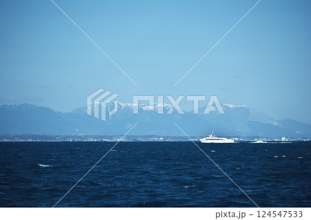 雪山を背景に白波を上げて疾走する津エアポートラインの高速船 雪山を背景に白波を上げて疾走する津エアポートラインの高速船 124547533