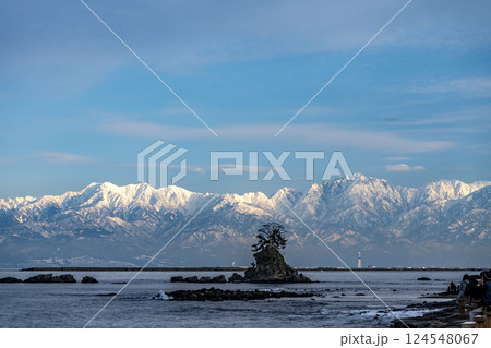 冬の雨晴海岸から眺める立山連峰 124548067