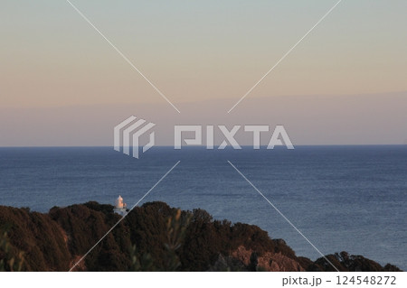 高知県　夕暮れ時の叶崎灯台 124548272