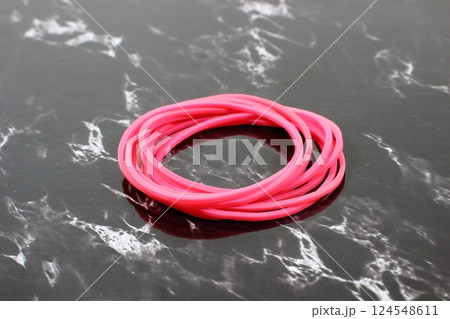 桃色の輪ゴムの愛らしさ 124548611
