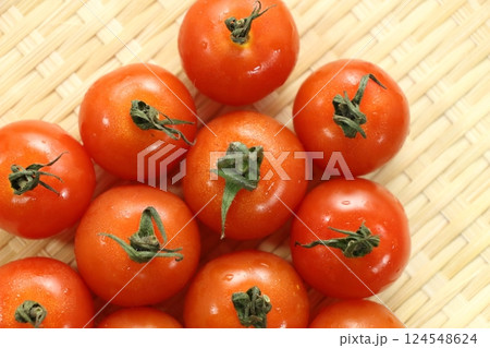 ミニトマト宝石箱、食卓彩る赤い輝き ミニトマト宝石箱、食卓彩る赤い輝き 124548624