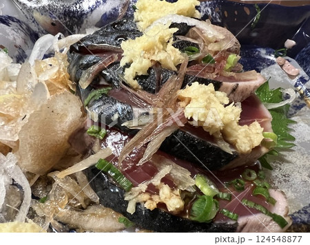 新鮮で美味しそうなカツオのたたき新鮮で美味しそうなカツオのたたき 124548877