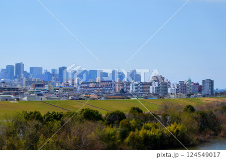 大阪 菅原城北大橋から望む淀川と大阪市内の風景 大阪 菅原城北大橋から望む淀川と大阪市内の風景 124549017