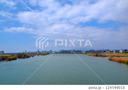 大阪 菅原城北大橋から望む城北公園付近の淀川の風景 大阪 菅原城北大橋から望む城北公園付近の淀川の風景 124549018