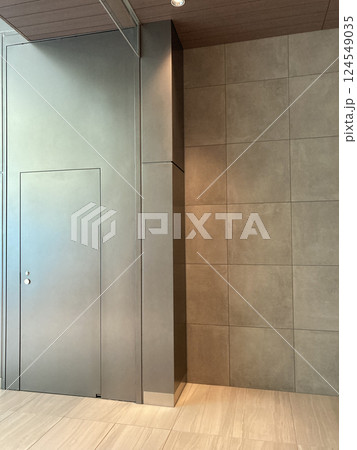 洗練された都会的なビルの防火戸（防火ドア） 124549035