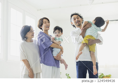 リビングの家族 リビングの家族 124549416
