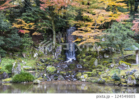 秋の金沢旅行で訪れたい紅葉真っ盛りの兼六園 124549805