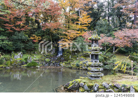 秋の金沢旅行で訪れたい紅葉真っ盛りの兼六園 秋の金沢旅行で訪れたい紅葉真っ盛りの兼六園 124549808