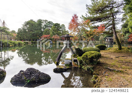 秋の金沢旅行で訪れたい紅葉真っ盛りの兼六園 124549821
