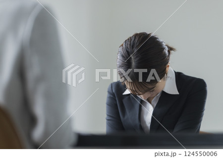 面接をする女性　 124550006