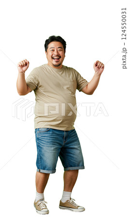 踊っている男性 124550031