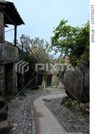 ポルトガルのモンサントの路地 124550271