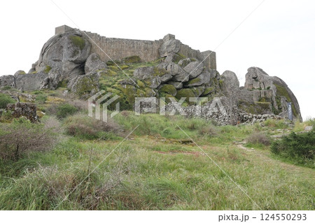 ポルトガルのモンサントの城砦 124550293