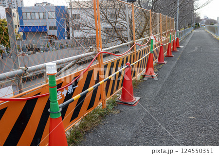 工事現場のパーテーションフェンスとカラーコーン 工事現場のパーテーションフェンスとカラーコーン 124550351