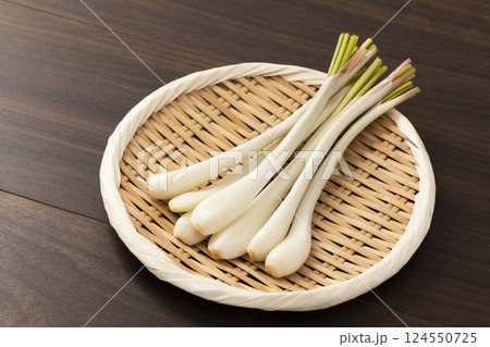 板の上に置いた盆ざるに乗せたエシャレット 124550725