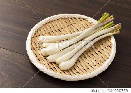 板の上に置いた盆ざるに乗せたエシャレット 124550726