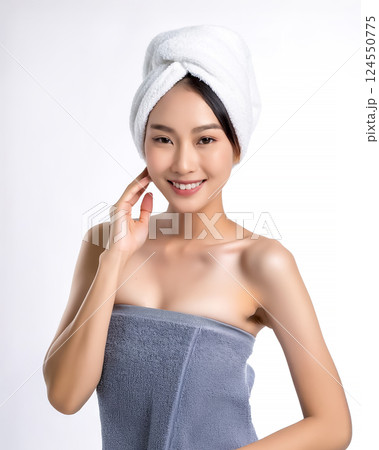 肌の潤いを実感する若い女性のイメージ素材 124550775