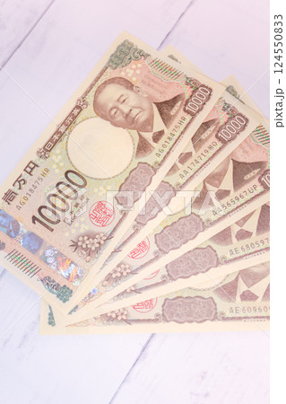 広げられた新紙幣の一万円札 広げられた新紙幣の一万円札 124550833