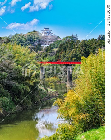 春の大多喜城といすみ鉄道の赤い鉄橋 春の大多喜城といすみ鉄道の赤い鉄橋 124551030