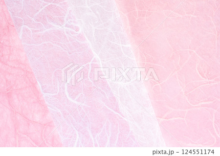 淡いピンク色の和紙背景素材 124551174