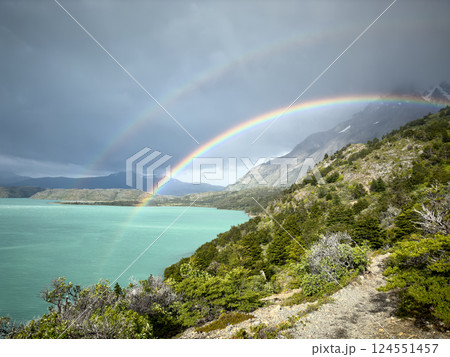 パイネ国立公園に現れたダブルレインボーとターコイズブルーの湖 パイネ国立公園に現れたダブルレインボーとターコイズブルーの湖 124551457
