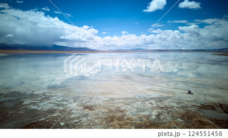 ボリビア高原の塩湖に映る雲とアンデス山脈の幻想的な風景 ボリビア高原の塩湖に映る雲とアンデス山脈の幻想的な風景 124551458