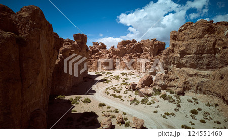 ボリビア・谷の奇岩群と青空 124551460