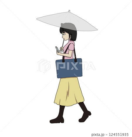 スマホを見ながら傘をさして歩く女性 124551935