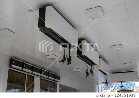 閉店したガソリンスタンドの懸垂式の給油ノズル 124551939