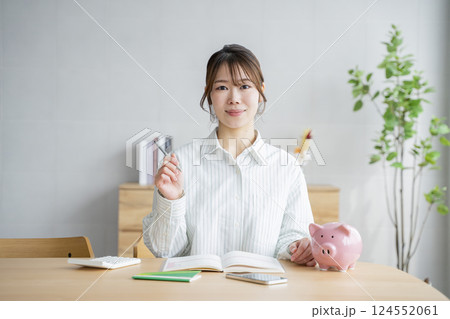 家計簿をつける女性 家計簿をつける女性 124552061