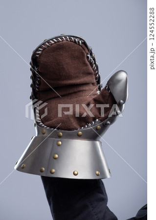 Single Plate Gauntlet with Articulated Thumb 124552288