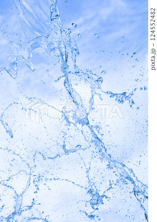 水しぶきと空 124552482