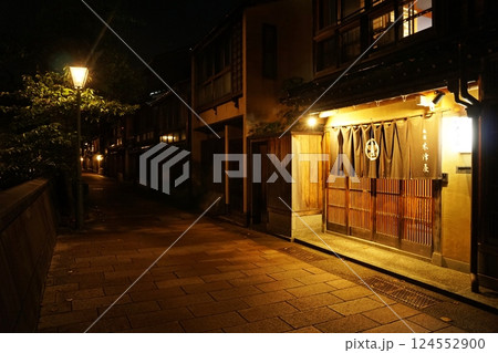 石川県金沢市 金沢三茶屋街 主計町の夜景 石川県金沢市 金沢三茶屋街 主計町の夜景 124552900