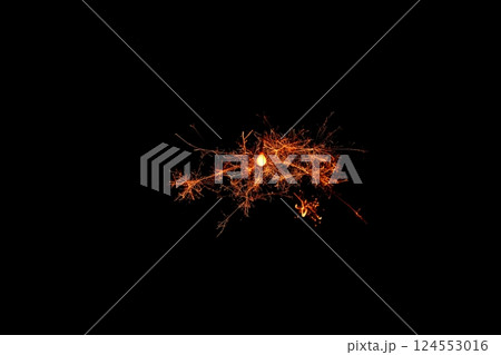 真っ暗な背景に浮かぶ線香花火の火花 124553016