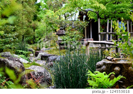 日本庭園の蹲と竹の筧から流れる水 124553018