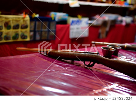 縁日の射的屋に並べられた木製の遊戯銃 縁日の射的屋に並べられた木製の遊戯銃 124553024