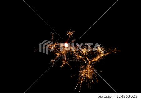 真っ暗な背景に浮かぶ線香花火の火花 真っ暗な背景に浮かぶ線香花火の火花 124553025