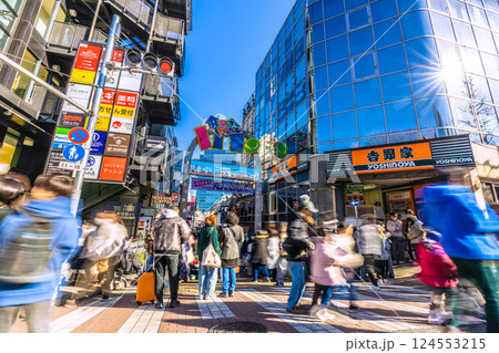 日本の東京都市景観希望の光…インバウンド続く、外国人観光客らで賑わう原宿・竹下通り。新時代へ 124553215