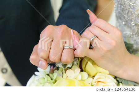 結婚指輪 マリッジリング 新郎新婦の手元 結婚指輪 マリッジリング 新郎新婦の手元 124554130