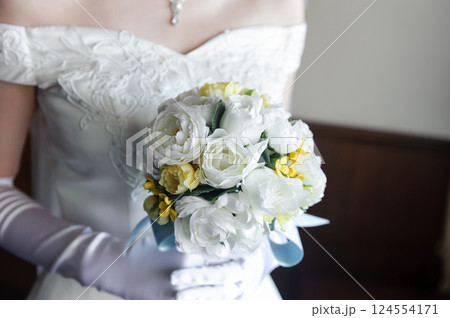 ブーケを持つ花嫁、ウェディング 124554171