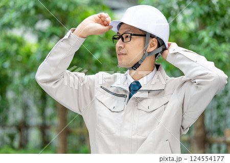 作業服の男性 124554177