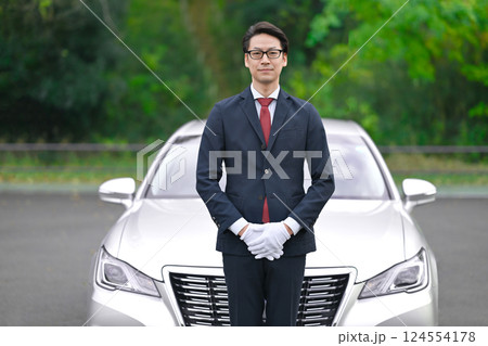 車の前でスーツを着た男性 124554178
