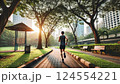 都市の公園を朝にジョギングする男性の後ろ姿 124554221