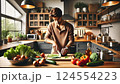 家庭のキッチンで新鮮な野菜を使って料理する男性 124554223