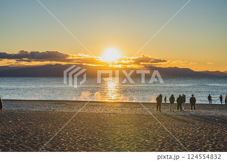 静岡市にある三保松原から見る日の出と海岸の風景(静岡県) 124554832