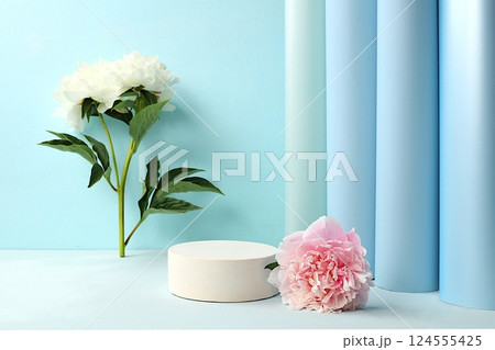 Empty product podium and fresh peonies, elegant beauty concept,Abstract beautiful flower arrangement.Stage for product display and business concept.Minimal modern aesthetic. selective focus. 124555425