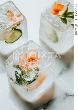 Refreshing floral ice cubes with cucumber and flowers for summer drinks 124555574