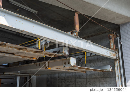 閉鎖した機械式駐車場 124556044